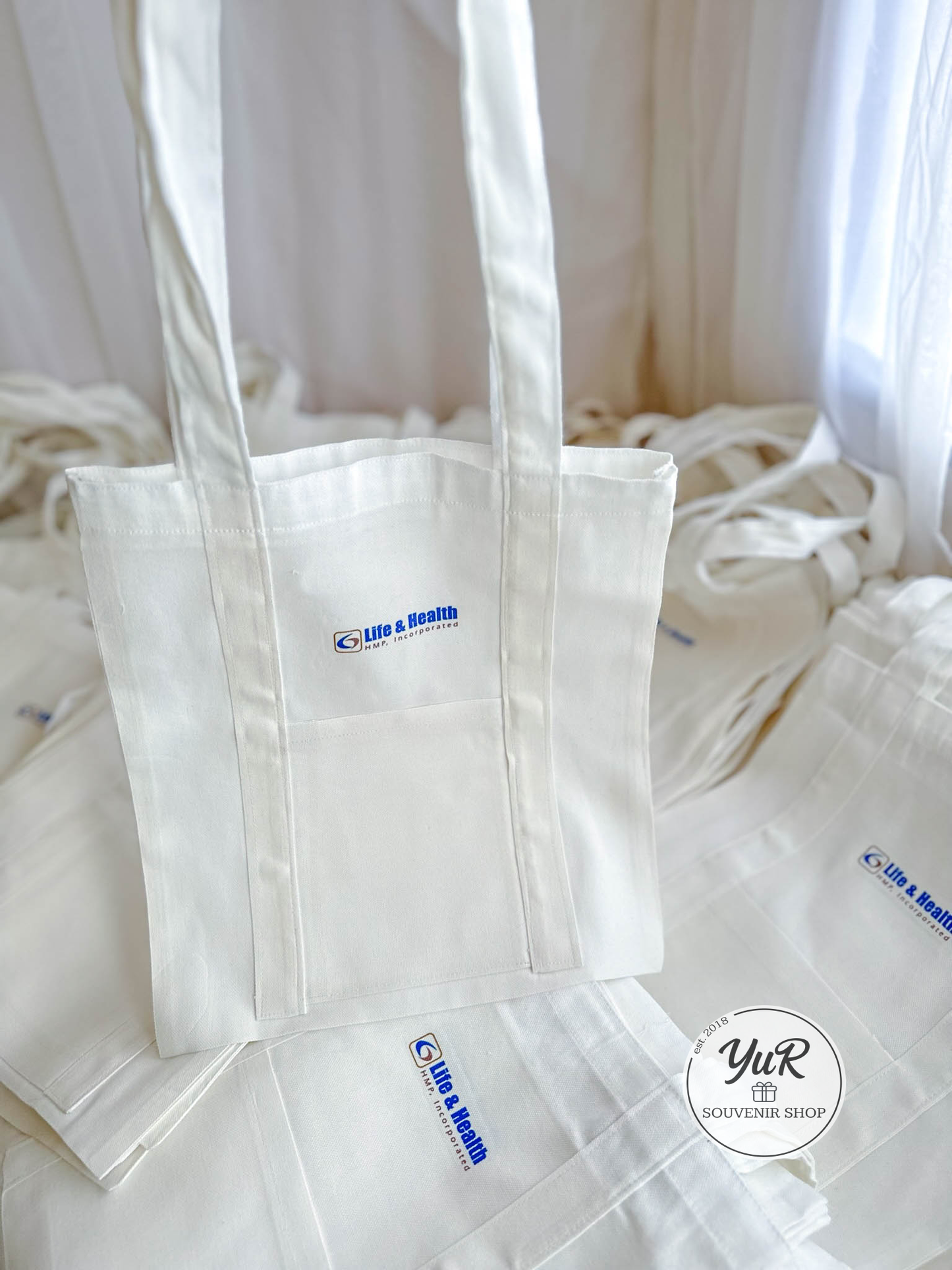Tote bag with front pocket