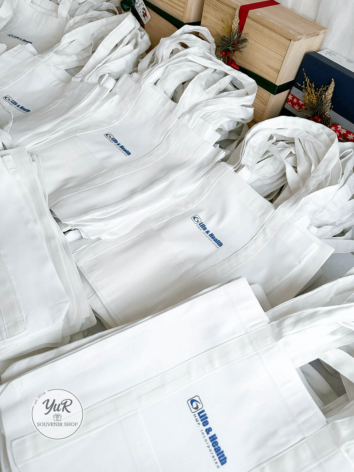 Tote bag with front pocket