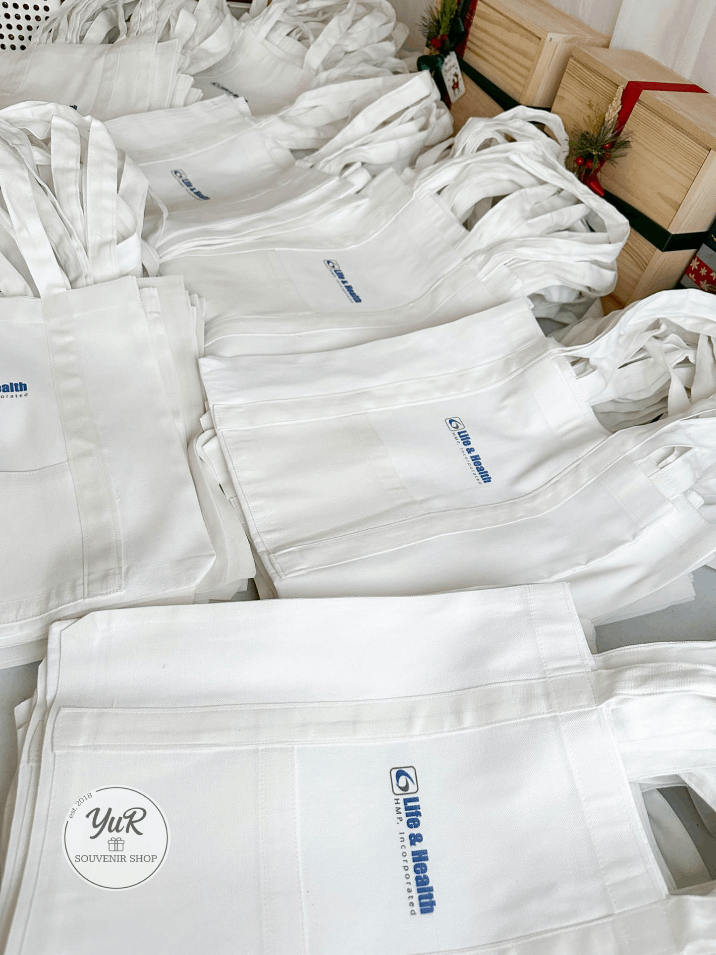 Tote bag with front pocket